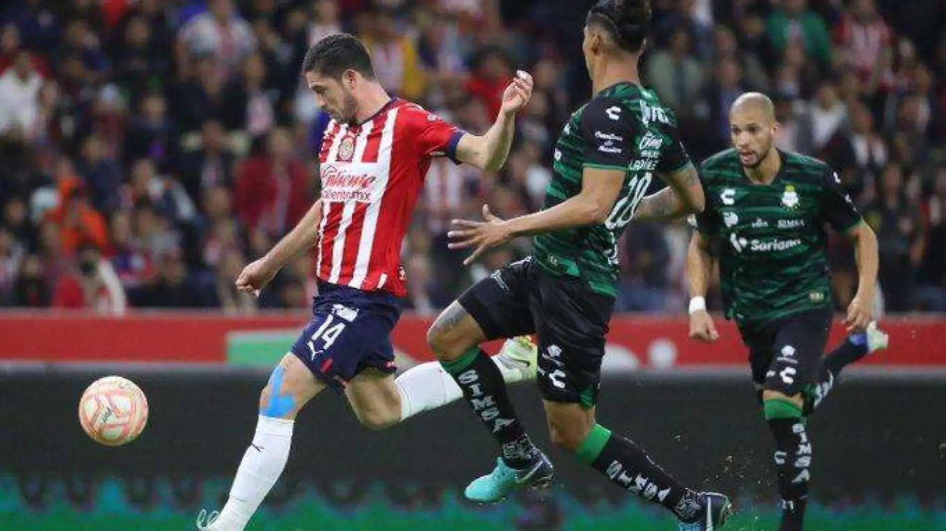 Santiago Ormeño tuvo noche soñada con Chivas